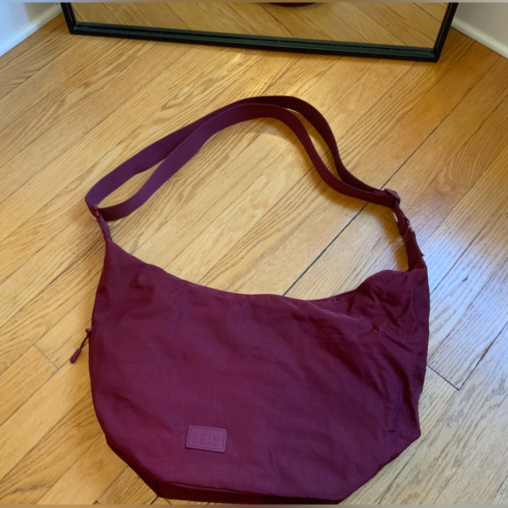 BEIS Crescent Catchall in Burgundy